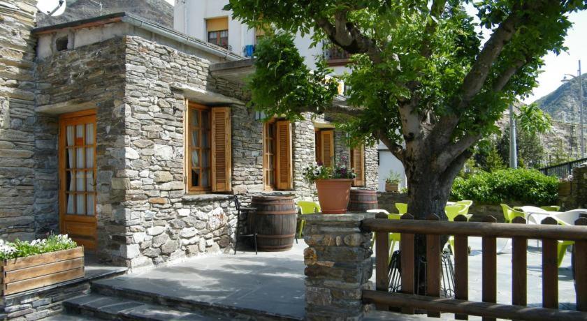 Terraza con vistas al río del Hotel Lamoga